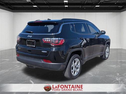Diamond Black Crystal Pearlcoat 2025 Jeep Compass Latitude
