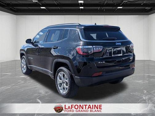 Diamond Black Crystal Pearlcoat 2025 Jeep Compass Latitude