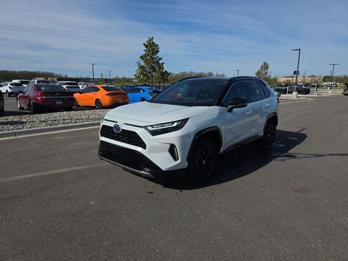 Wind Chill Pearl/Midnight Black Metallic 2023 Toyota RAV4 Hybrid SE