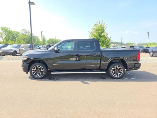 Diamond Black Crystal Pearlcoat 2025 RAM 1500 Laramie