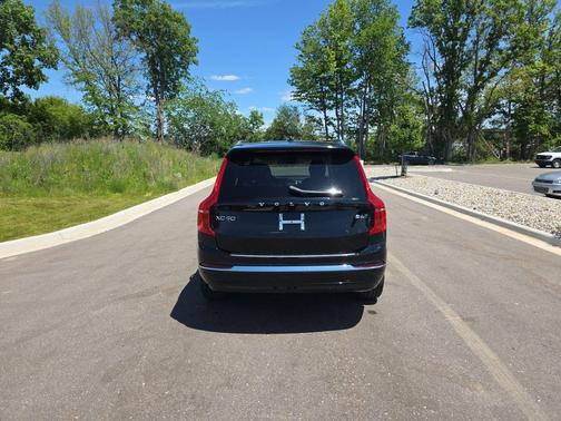 Onyx Black Metallic 2024 Volvo XC90 B6 Plus Bright Theme 6-Seater