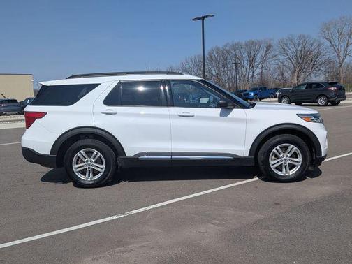 Oxford White 2024 Ford Explorer XLT