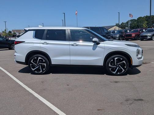 White Diamond 2024 Mitsubishi Outlander SE S-AWC