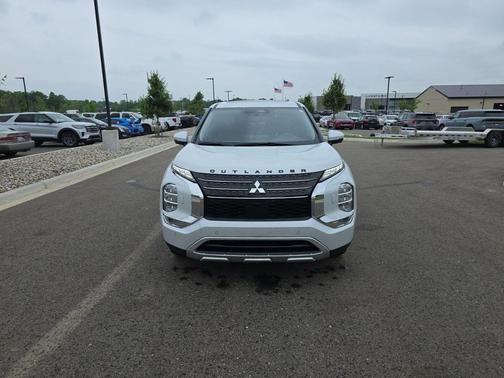 White Diamond 2024 Mitsubishi Outlander SE S-AWC