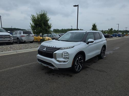White Diamond 2024 Mitsubishi Outlander SE S-AWC