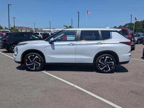 White Diamond 2024 Mitsubishi Outlander SE S-AWC