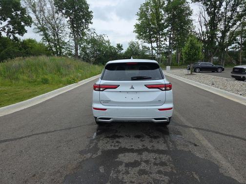 White Diamond 2024 Mitsubishi Outlander SE S-AWC