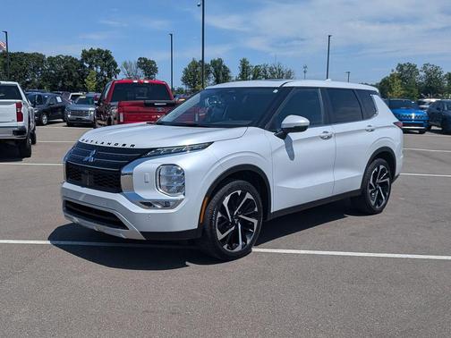 White Diamond 2024 Mitsubishi Outlander SE S-AWC