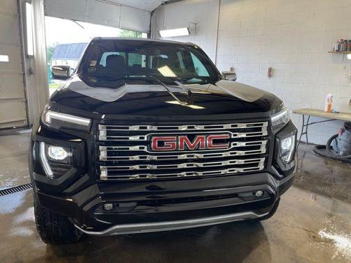 Onyx Black 2024 GMC Canyon Denali