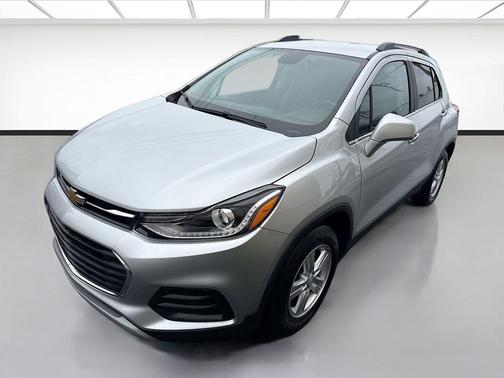 Silver Ice Metallic 2020 Chevrolet Trax LT