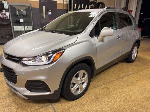 Silver Ice Metallic 2020 Chevrolet Trax LT