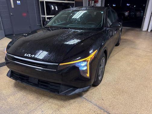 Aurora Black Pearl 2025 Kia K4 LX