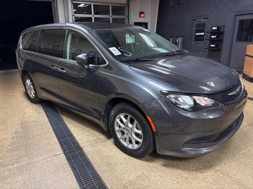 2022 Chrysler Voyager LX