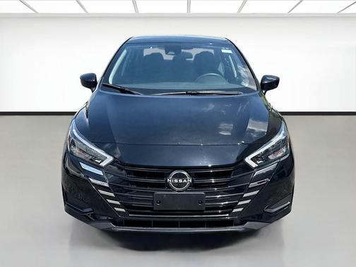 Super Black Metallic 2025 Nissan Versa 1.6 SV