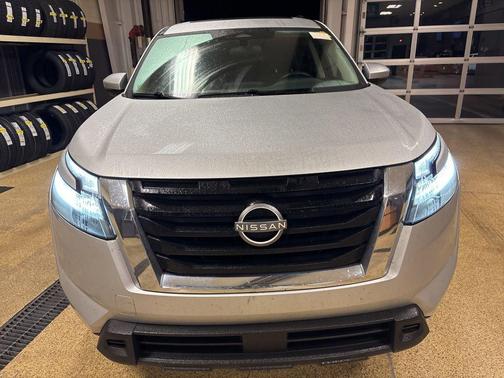 Brilliant Silver Metallic 2022 Nissan Pathfinder SV 4WD