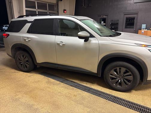 Brilliant Silver Metallic 2022 Nissan Pathfinder SV 4WD