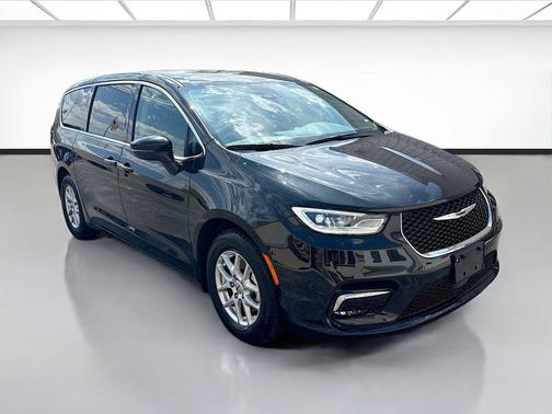 Brilliant Black Crystal Pearlcoat 2023 Chrysler Pacifica Touring L
