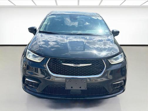 Brilliant Black Crystal Pearlcoat 2023 Chrysler Pacifica Touring L