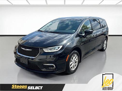 Brilliant Black Crystal Pearlcoat 2023 Chrysler Pacifica Touring L
