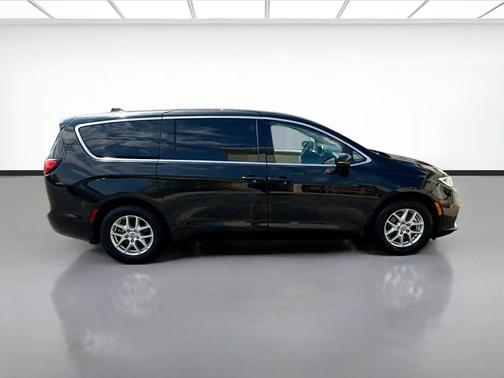 Brilliant Black Crystal Pearlcoat 2023 Chrysler Pacifica Touring L