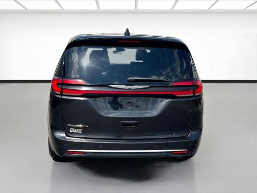 Brilliant Black Crystal Pearlcoat 2023 Chrysler Pacifica Touring L