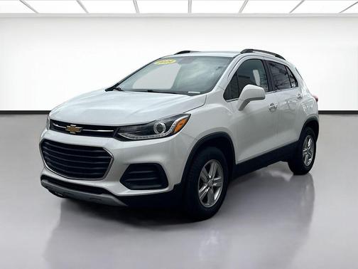 Summit White 2019 Chevrolet Trax LT