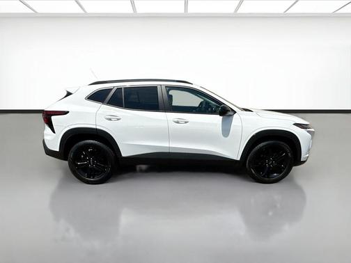 Summit White 2025 Chevrolet Trax FWD ACTIV