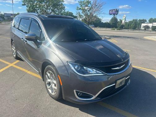 Granite Crystal Metallic Clearcoat 2018 Chrysler Pacifica Limited