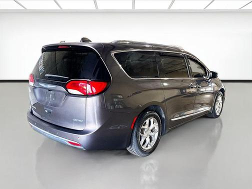 Granite Crystal Metallic Clearcoat 2018 Chrysler Pacifica Limited