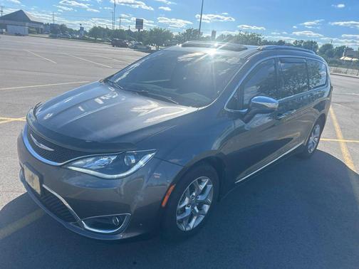 Granite Crystal Metallic Clearcoat 2018 Chrysler Pacifica Limited