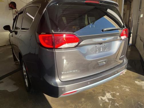 Granite Crystal Metallic Clearcoat 2018 Chrysler Pacifica Limited