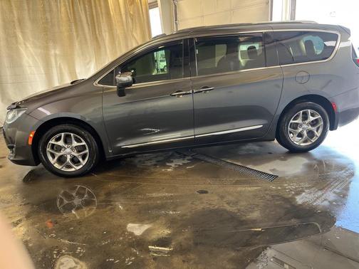 Granite Crystal Metallic Clearcoat 2018 Chrysler Pacifica Limited