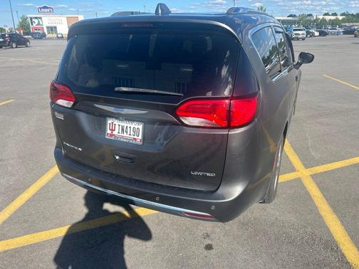 Granite Crystal Metallic Clearcoat 2018 Chrysler Pacifica Limited
