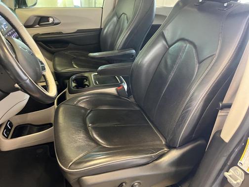Granite Crystal Metallic Clearcoat 2018 Chrysler Pacifica Limited
