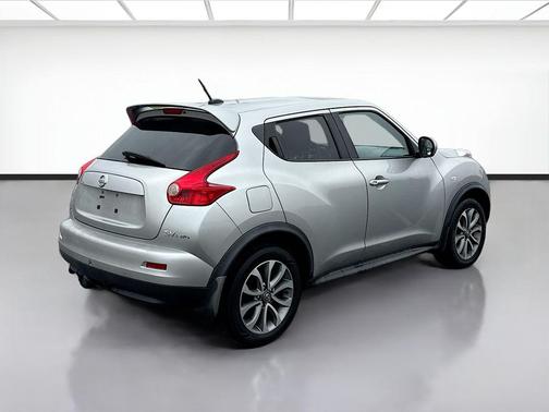 Chrome Silver Metallic 2011 Nissan Juke SV