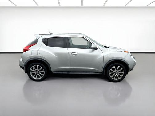 Chrome Silver Metallic 2011 Nissan Juke SV