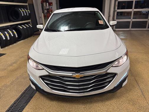 Summit White 2025 Chevrolet Malibu FWD 1LT