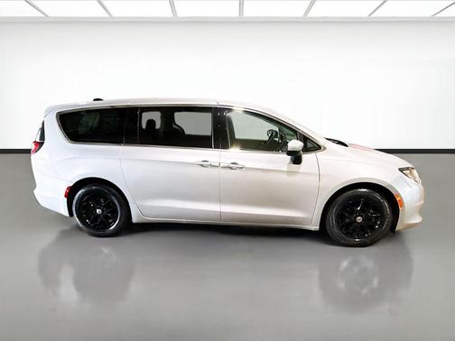 Silver Mist Clearcoat 2022 Chrysler Voyager LX