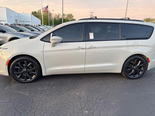 Luxury White Pearlcoat 2020 Chrysler Pacifica Touring L