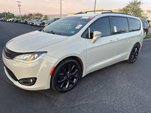 Luxury White Pearlcoat 2020 Chrysler Pacifica Touring L