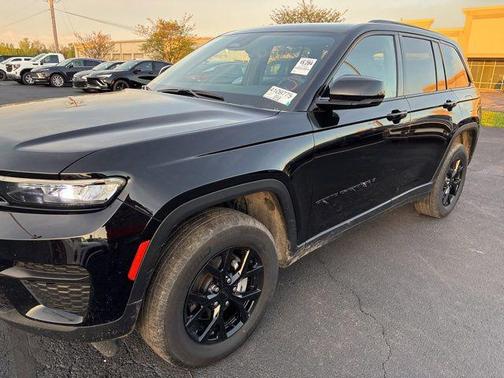 Diamond Black Crystal Pearlcoat 2025 Jeep Grand Cherokee Altitude
