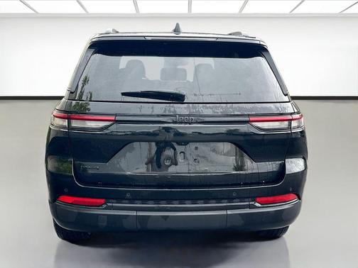 Diamond Black Crystal Pearlcoat 2025 Jeep Grand Cherokee Altitude