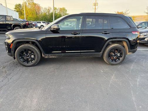Diamond Black Crystal Pearlcoat 2025 Jeep Grand Cherokee Altitude
