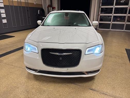 2017 Chrysler 300 Limited