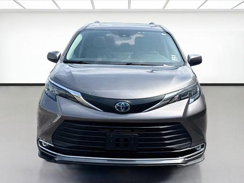 Predawn Gray Mica 2024 Toyota Sienna XLE