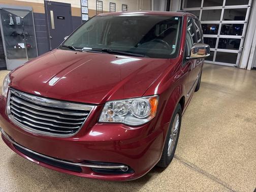 2016 Chrysler Town & Country Touring-L