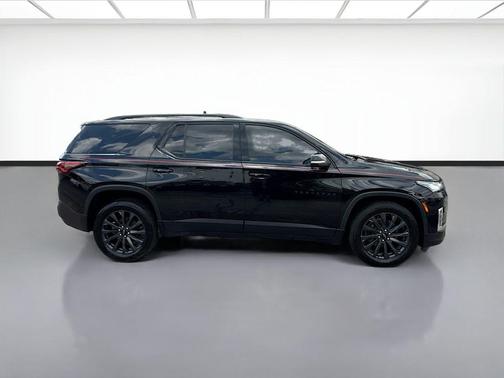 Mosaic Black Metallic 2022 Chevrolet Traverse RS