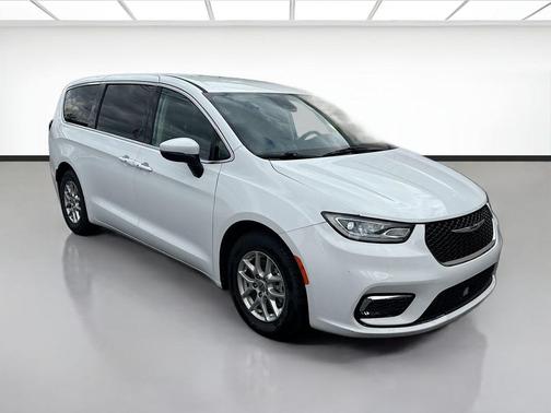 Bright White Clearcoat 2023 Chrysler Pacifica Touring L
