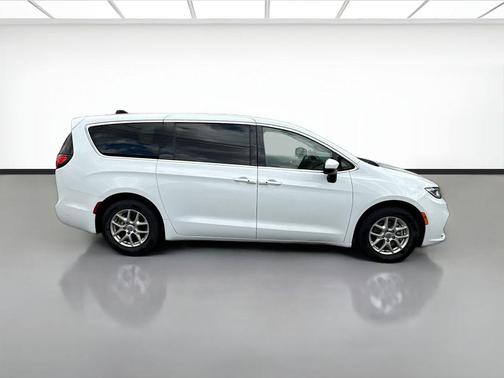Bright White Clearcoat 2023 Chrysler Pacifica Touring L