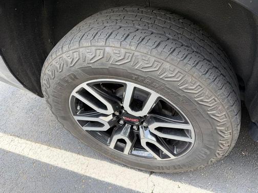 Onyx Black 2023 GMC Yukon 4WD AT4